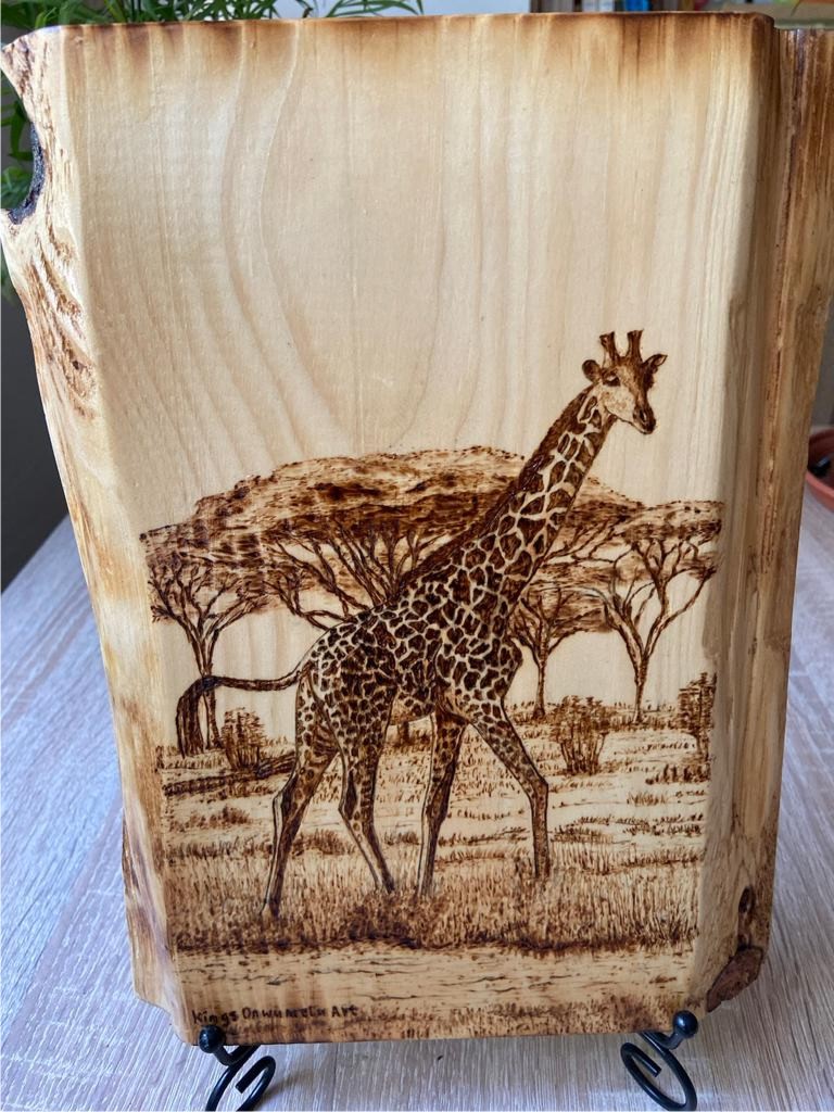 kingsley-onumelu-african-art-expert-pyrograph-wood-burning-artist-in-justgasse-vienna-Austria-giraff